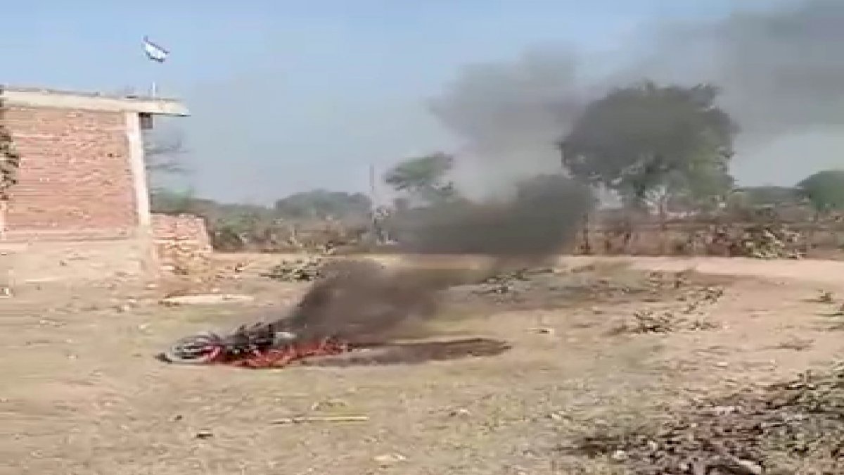 Sumawali By Election: सुमावली के जौरी गांव में फायरिंग के बाद फिर उपद्रव, दबंगों ने दो मोटर साइकिलों में लगाई आग Sumawali By Election: सुमावली के जौरी गांव में फायरिंग के बाद फिर उपद्रव, दबंगों ने दो मोटर साइकिलों में लगाई आग