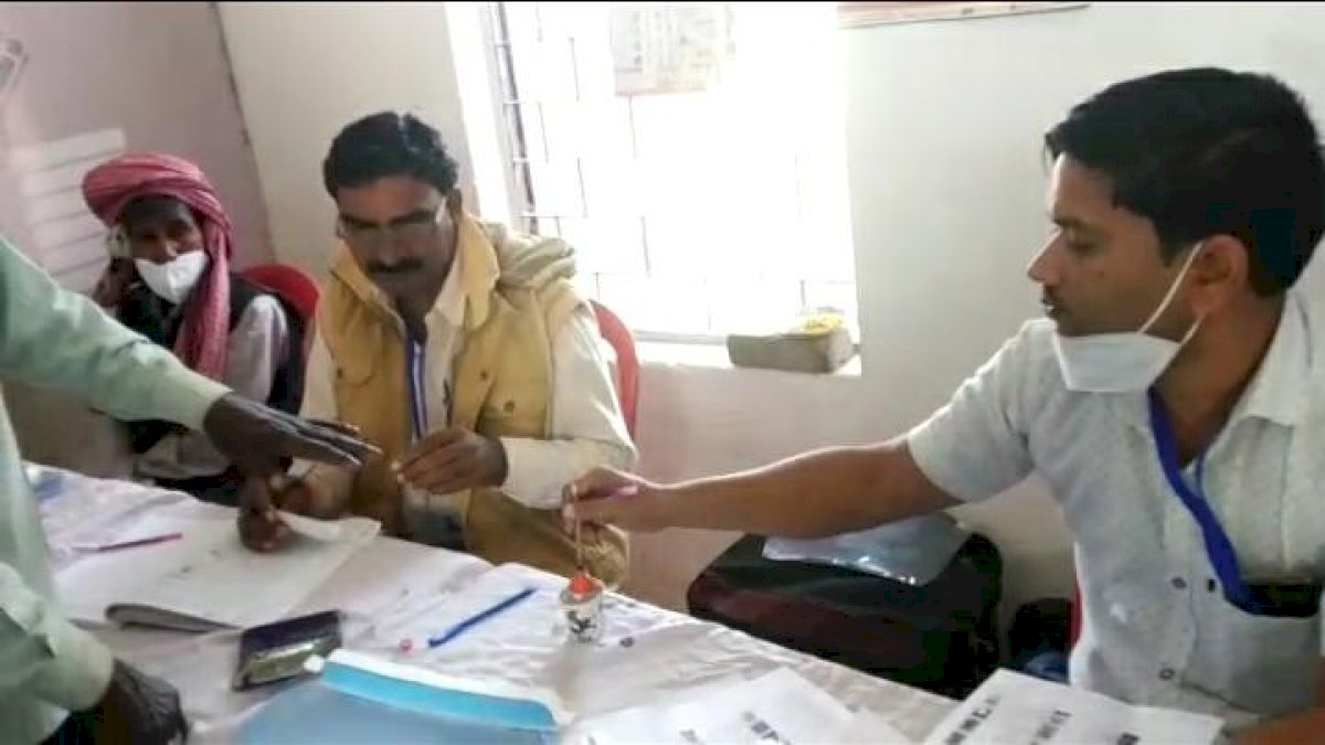MP By Election: मेहगांव के इंद्रा नगर कॉलोनी के पोलिंग बूथ में मतदाताओं की उंगुली पर स्याही नहीं लगाने की शिकायत MP By Election: मेहगांव के इंद्रा नगर कॉलोनी के पोलिंग बूथ में मतदाताओं की उंगुली पर स्याही नहीं लगाने की शिकायत