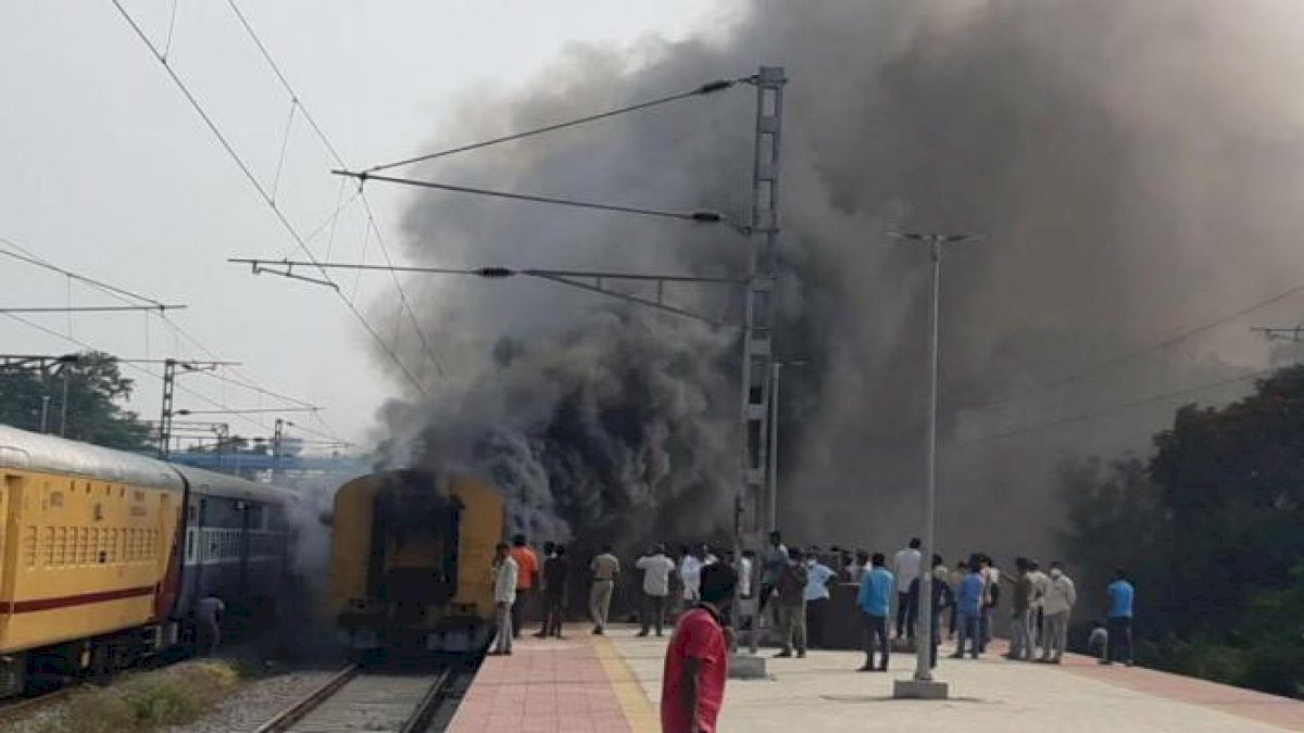 Medchal Telangana: स्टेशन पर खड़े दो डिब्बों में लगी आग, किसी के हताहत होने की खबर नहीं Medchal Telangana: स्टेशन पर खड़े दो डिब्बों में लगी आग, किसी के हताहत होने की खबर नहीं
