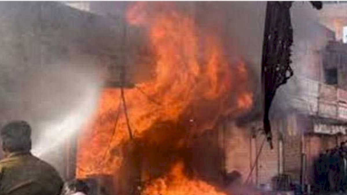 यूपी: कुशीनगर में अवैध पटाखा फैक्ट्री में आग लगने से 4 की मौत, कई घायल यूपी: कुशीनगर में अवैध पटाखा फैक्ट्री में आग लगने से 4 की मौत, कई घायल