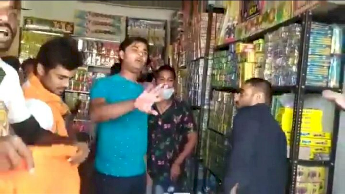 पटाखों पर छपे चित्र को लेकर दुकान जलाने की धमकी, वायरल हुआ वीडियो पटाखों पर छपे चित्र को लेकर दुकान जलाने की धमकी, वायरल हुआ वीडियो