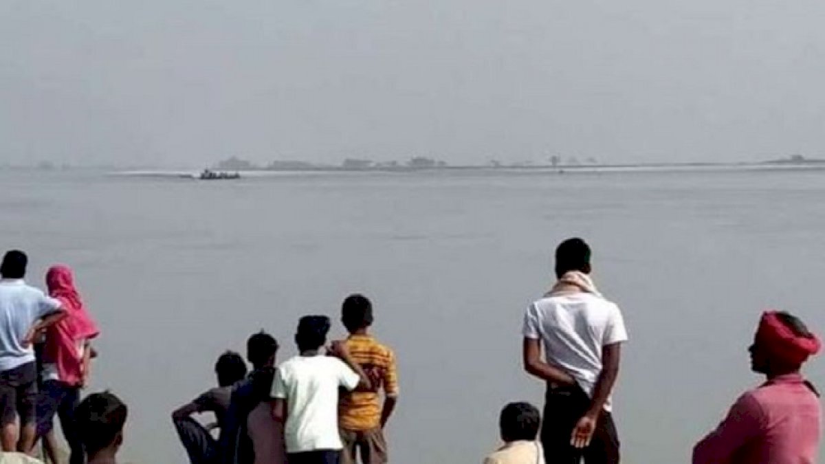 भागलपुर में गंगा नदी में डूबी नाव, एक व्यक्ति की मौत, पचास लोग थे सवार भागलपुर में गंगा नदी में डूबी नाव, एक व्यक्ति की मौत, पचास लोग थे सवार