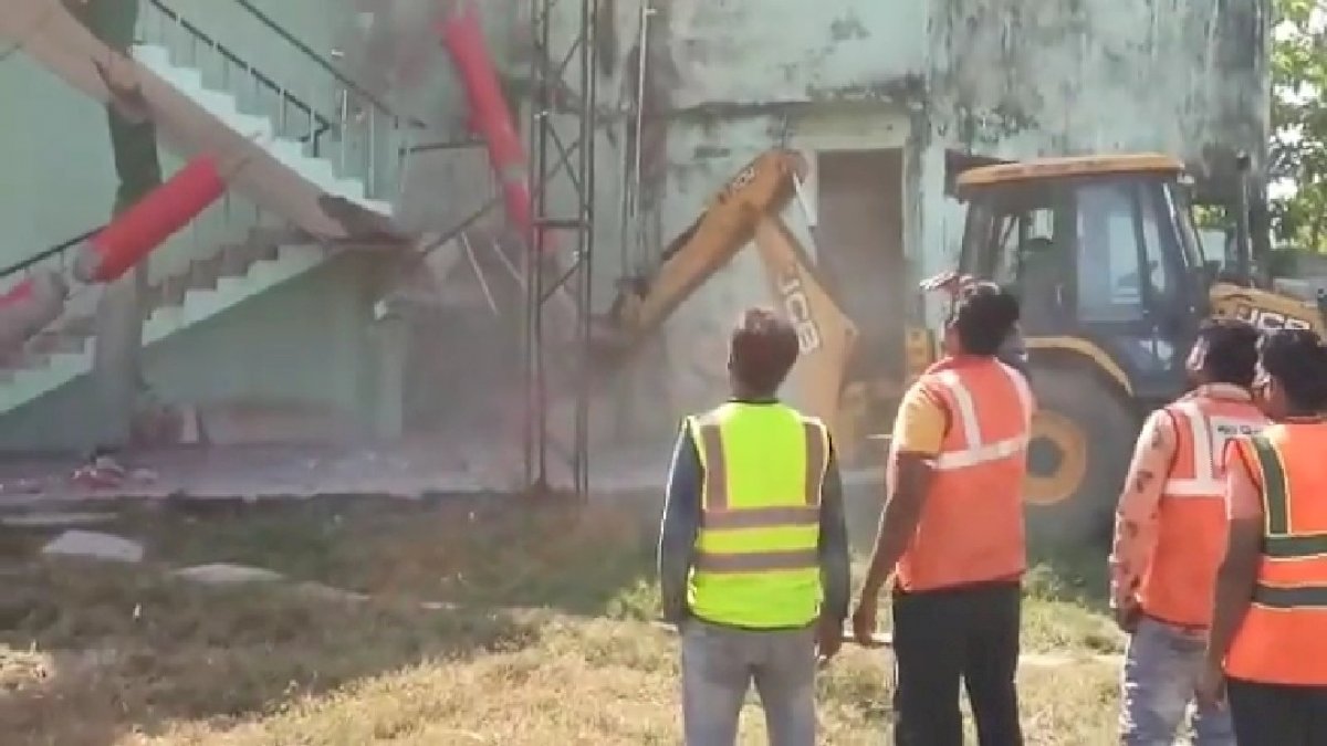 Bhopal: आरिफ़ मसूद के कॉलेज की इमारत पर चला बुलडोज़र Bhopal: आरिफ़ मसूद के कॉलेज की इमारत पर चला बुलडोज़र