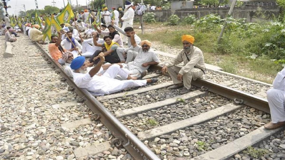 Punjab: मालगाड़ियां बंद होने से बिजली संकट, यूरिया की भी हुई कमी Punjab: मालगाड़ियां बंद होने से बिजली संकट, यूरिया की भी हुई कमी