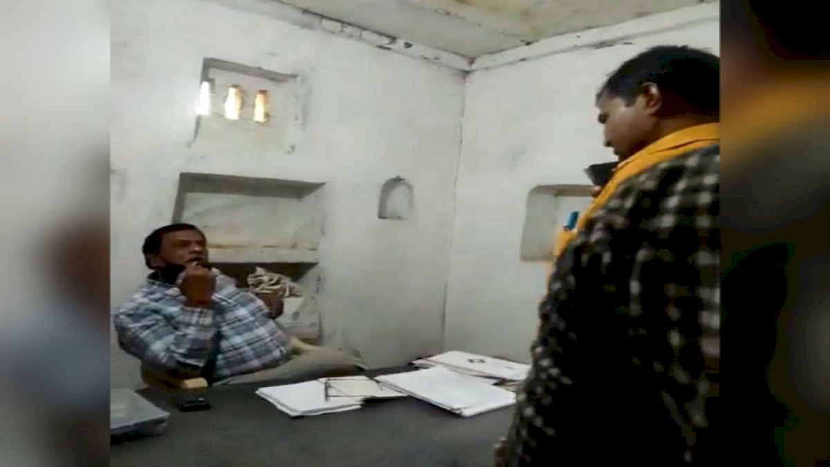 अंबाह उपचुनाव: नरेंद्र सिंह तोमर के कहने पर फर्जी मतदान का आरोप, वायरल हुआ वीडियो अंबाह उपचुनाव: नरेंद्र सिंह तोमर के कहने पर फर्जी मतदान का आरोप, वायरल हुआ वीडियो