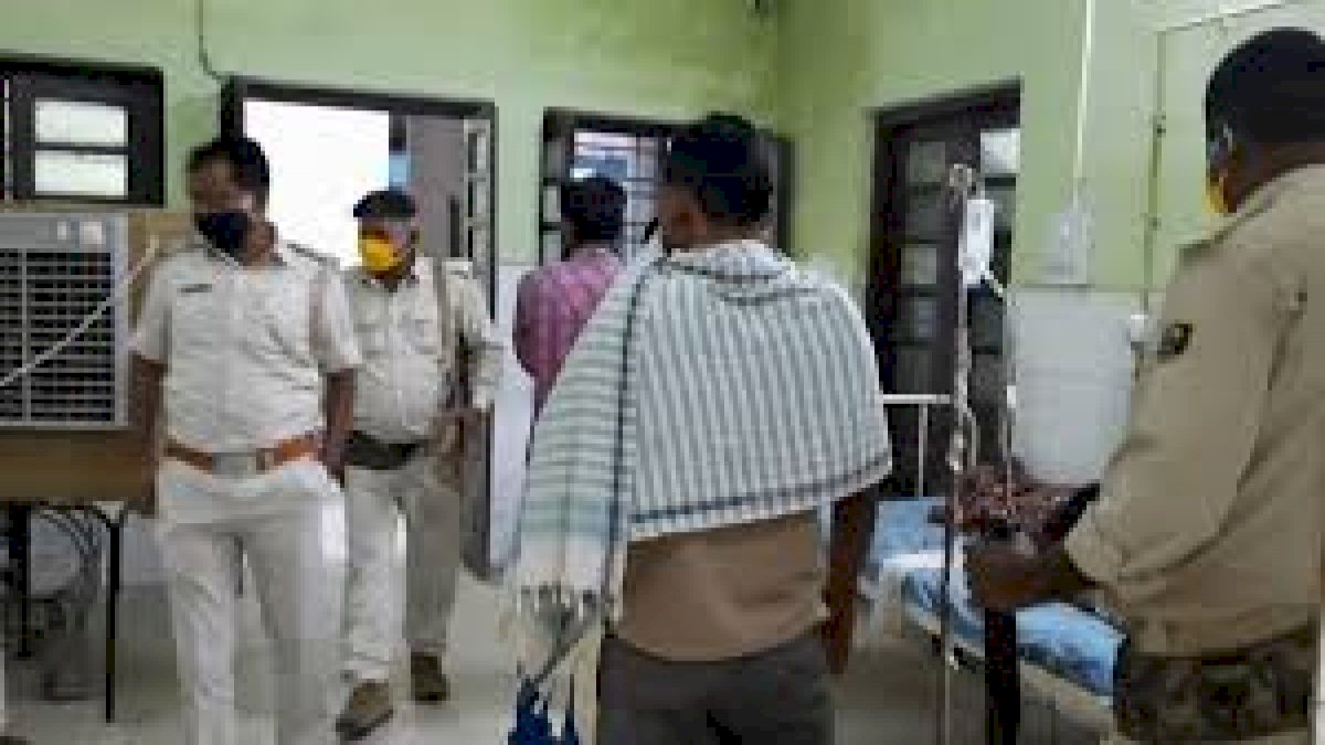 Bihar Crime: छेड़खानी का विरोध करने पर पति-पत्नी गोली मारी, दोनों जख्मी Bihar Crime: छेड़खानी का विरोध करने पर पति-पत्नी गोली मारी, दोनों जख्मी