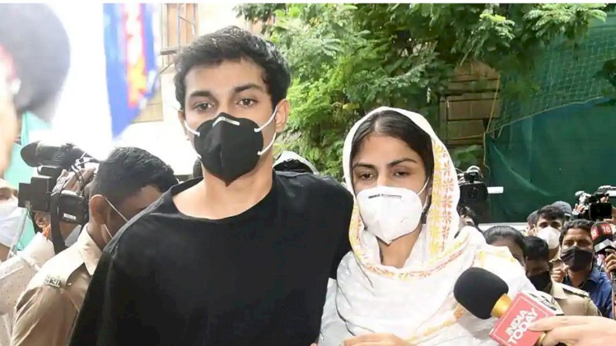 रिया के भाई शौविक चक्रवती ने फिर दी जमानत की अर्ज़ी रिया के भाई शौविक चक्रवती ने फिर दी जमानत की अर्ज़ी