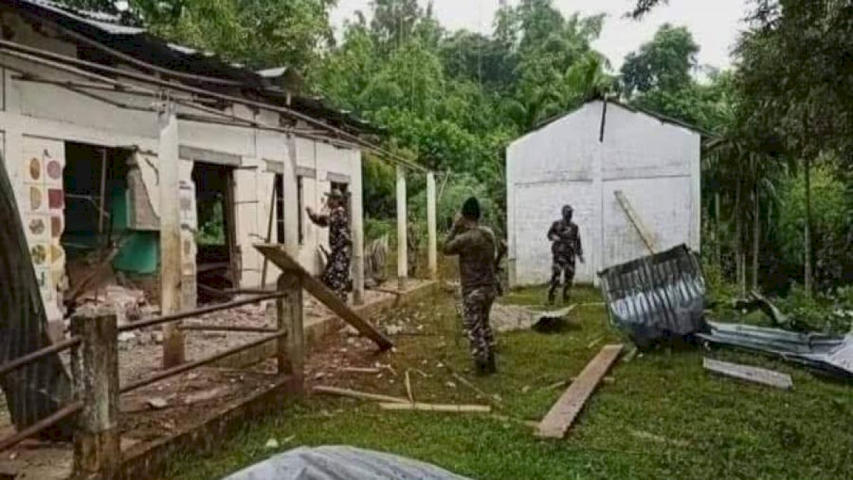 असम के कछार ज़िले में उपद्रवियों ने स्कूल को बम से उड़ाया, मिज़ोरम असम सीमा पर तनाव जारी असम के कछार ज़िले में उपद्रवियों ने स्कूल को बम से उड़ाया, मिज़ोरम असम सीमा पर तनाव जारी