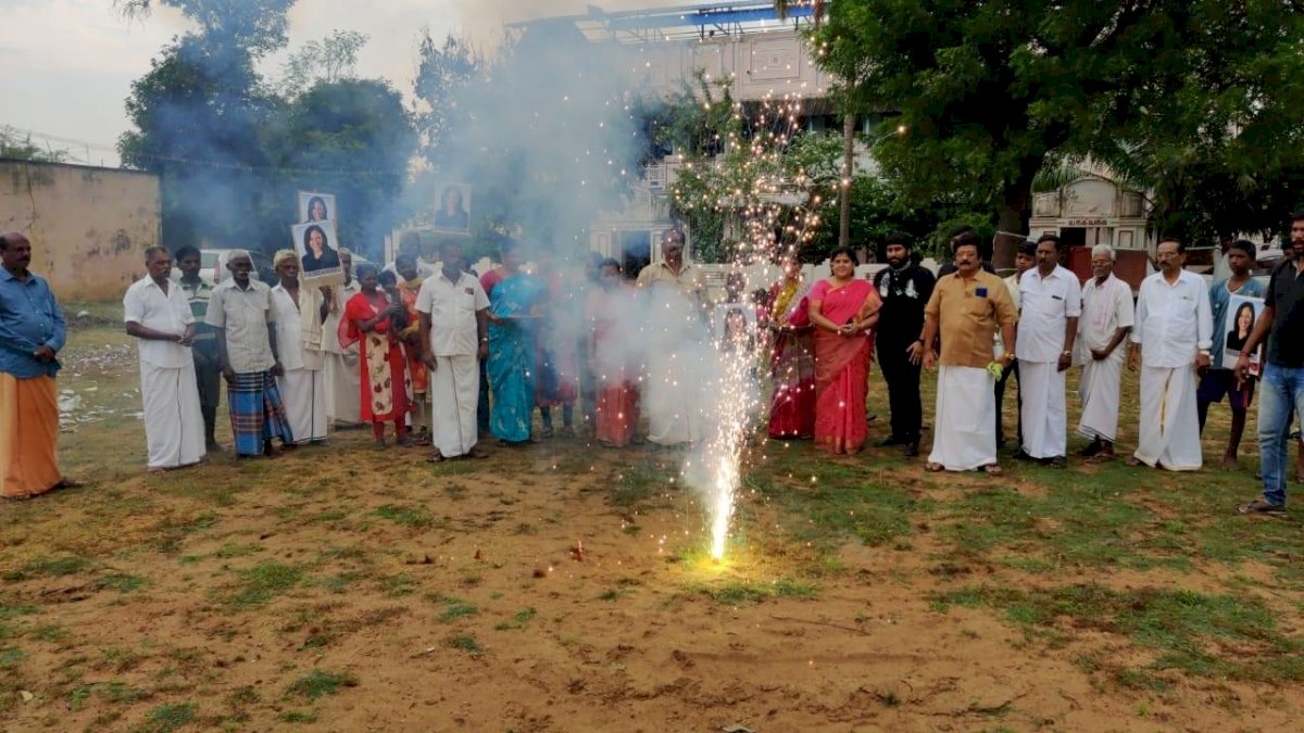 अमेरिकी उपराष्ट्रपति चुने जाने पर कमला हैरिस के ननिहाल में त्योहार सा माहौल, मिठाई के साथ आतिशबाज़ी अमेरिकी उपराष्ट्रपति चुने जाने पर कमला हैरिस के ननिहाल में त्योहार सा माहौल, मिठाई के साथ आतिशबाज़ी