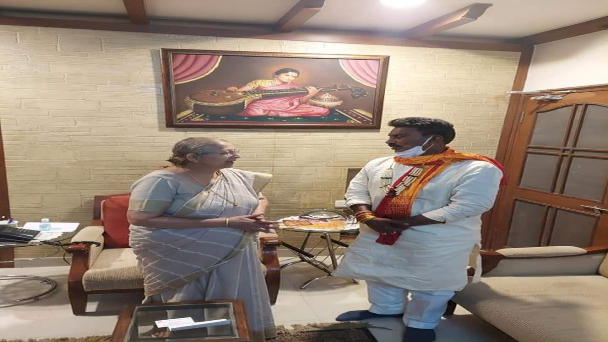घर घर तुलसी अभियान चलानेवाली सुमित्रा महाजन से भेंट करने पहुंचे तुलसी सिलावट घर घर तुलसी अभियान चलानेवाली सुमित्रा महाजन से भेंट करने पहुंचे तुलसी सिलावट