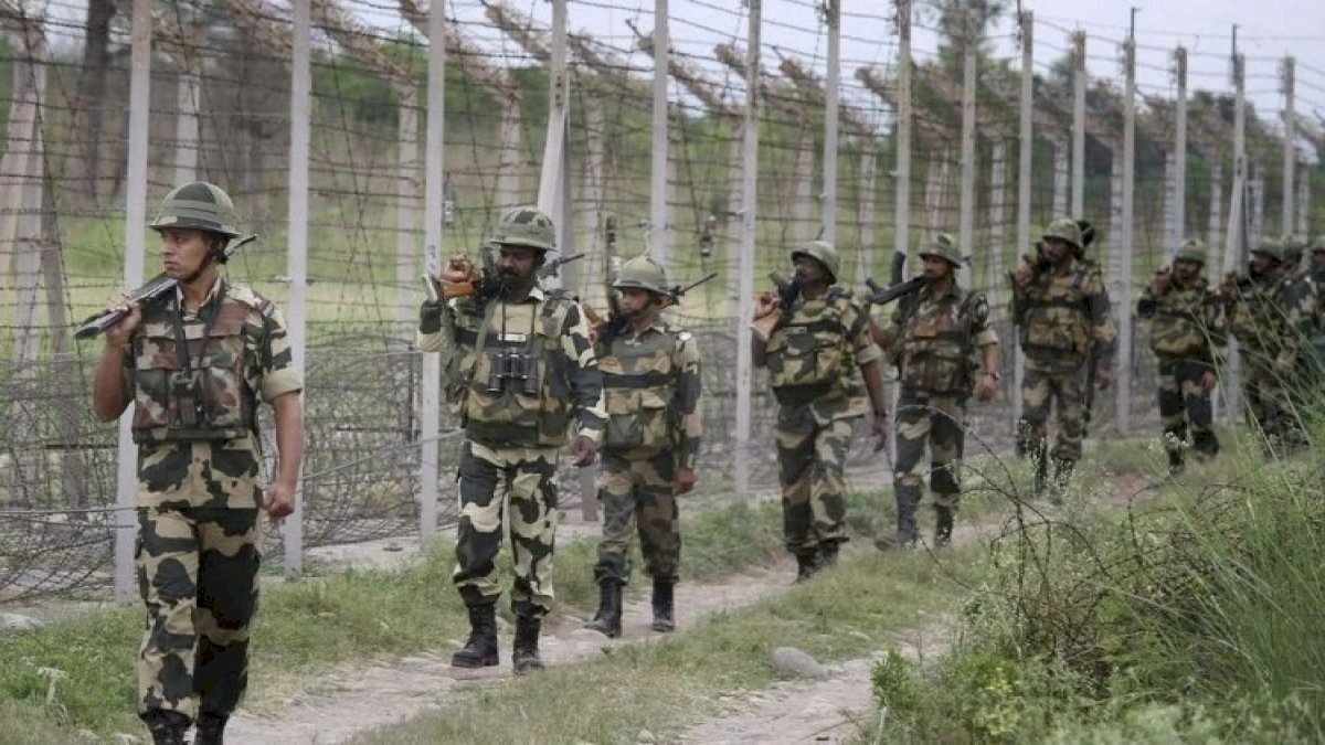 जम्मू कश्मीर के कुपवाड़ा में मुठभेड़, तीन आतंकी ढेर, सेना अधिकारी समेत 4 सुरक्षाकर्मी हुए शहीद जम्मू कश्मीर के कुपवाड़ा में मुठभेड़, तीन आतंकी ढेर, सेना अधिकारी समेत 4 सुरक्षाकर्मी हुए शहीद