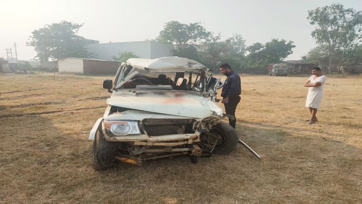 Satna road accident: कार और डंपर में टक्कर, एक ही परिवार के 7 लोगों की मौत Satna road accident: कार और डंपर में टक्कर, एक ही परिवार के 7 लोगों की मौत