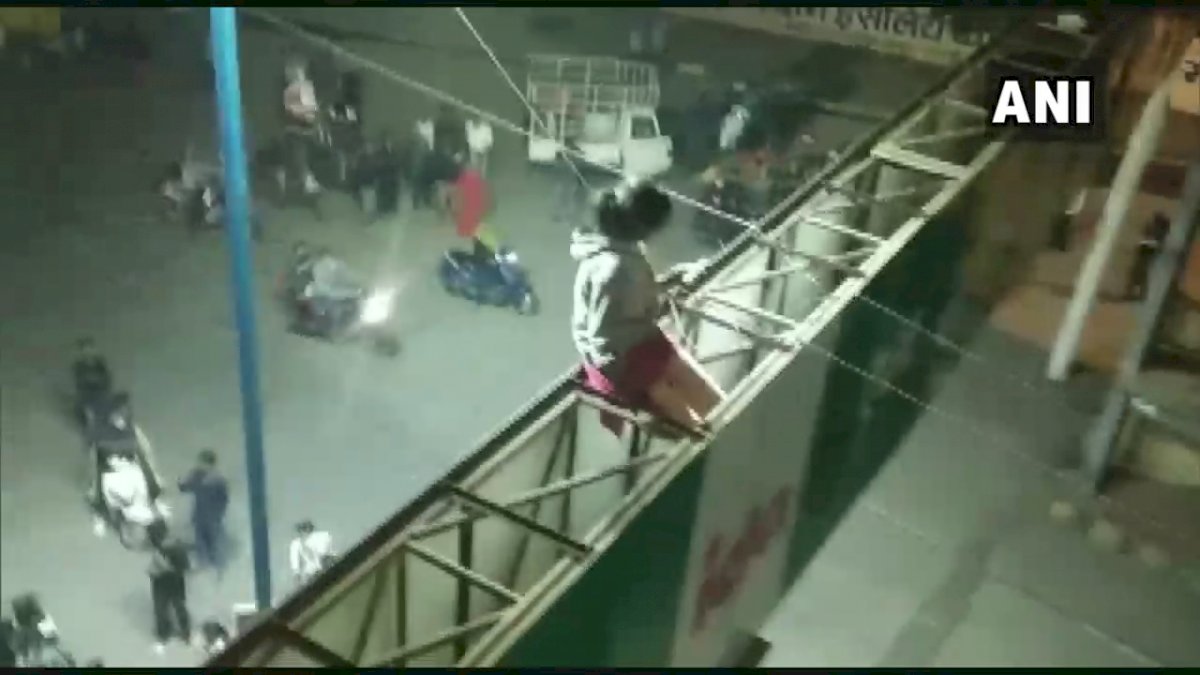 Indore: वीरू के रोल में आज की धन्नो, कहा प्रेमी ने शादी नहीं की तो 30 फीट की होर्डिंग से कूद जाउंगी Indore: वीरू के रोल में आज की धन्नो, कहा प्रेमी ने शादी नहीं की तो 30 फीट की होर्डिंग से कूद जाउंगी