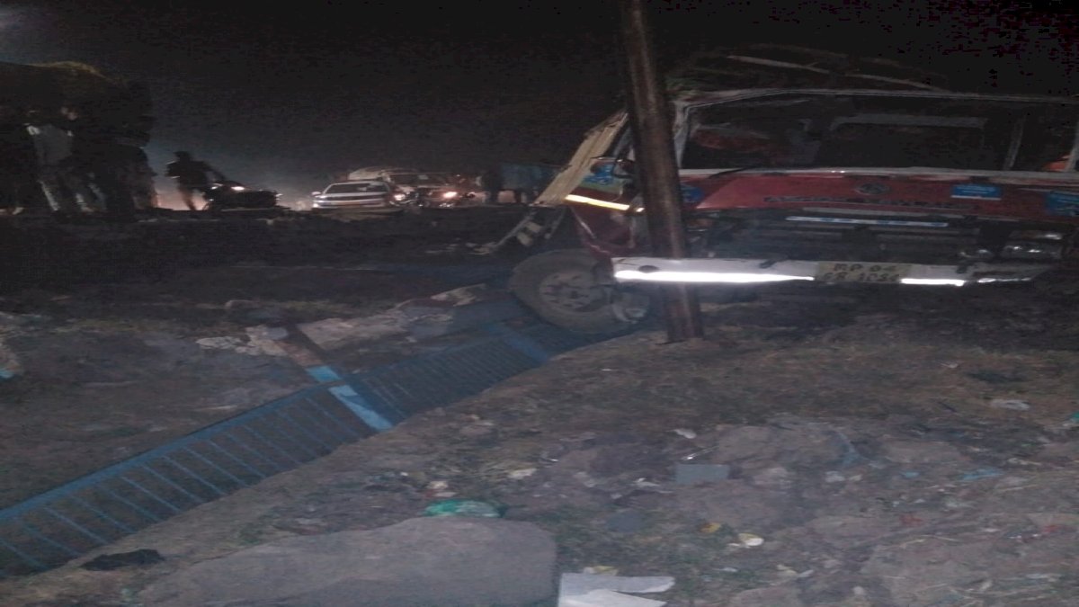 Bhopal Accident: LPG सिलेंडर से लदा ट्रक पलटा, सीट में फंसा ड्राइवर Bhopal Accident: LPG सिलेंडर से लदा ट्रक पलटा, सीट में फंसा ड्राइवर