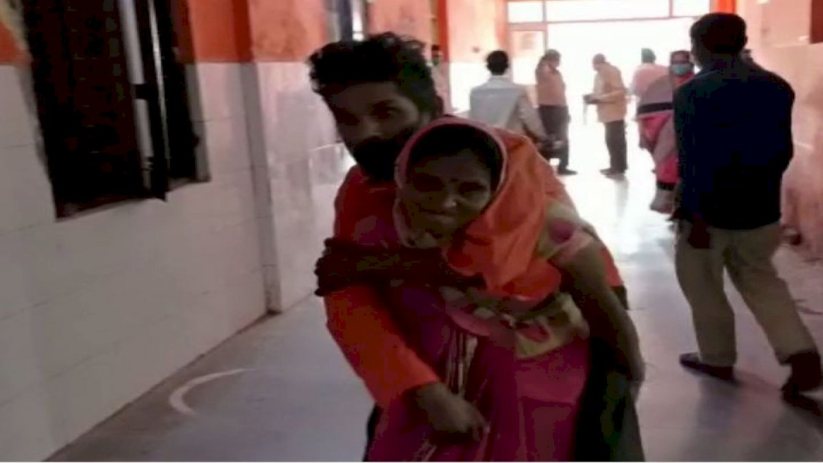 पति को कंधे पर लादकर अस्पताल पहुंची महिला, यूपी में स्वास्थ्य सुविधाओं की खुली पोल पति को कंधे पर लादकर अस्पताल पहुंची महिला, यूपी में स्वास्थ्य सुविधाओं की खुली पोल