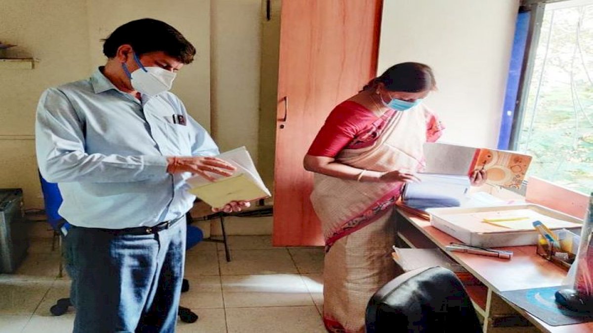इंदौर में सरकारी दस्तावेज़ों की हेराफेरी के बड़े रैकेट का खुलासा इंदौर में सरकारी दस्तावेज़ों की हेराफेरी के बड़े रैकेट का खुलासा