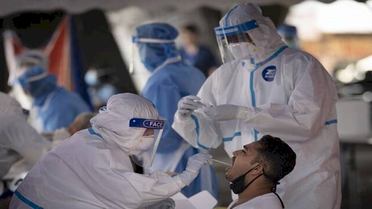 Delhi Coronavirus: त्यौहारी सीजन में बढ़ा कोरोना का कहर, प्रदूषण ने बढ़ाई मुश्किलें Delhi Coronavirus: त्यौहारी सीजन में बढ़ा कोरोना का कहर, प्रदूषण ने बढ़ाई मुश्किलें