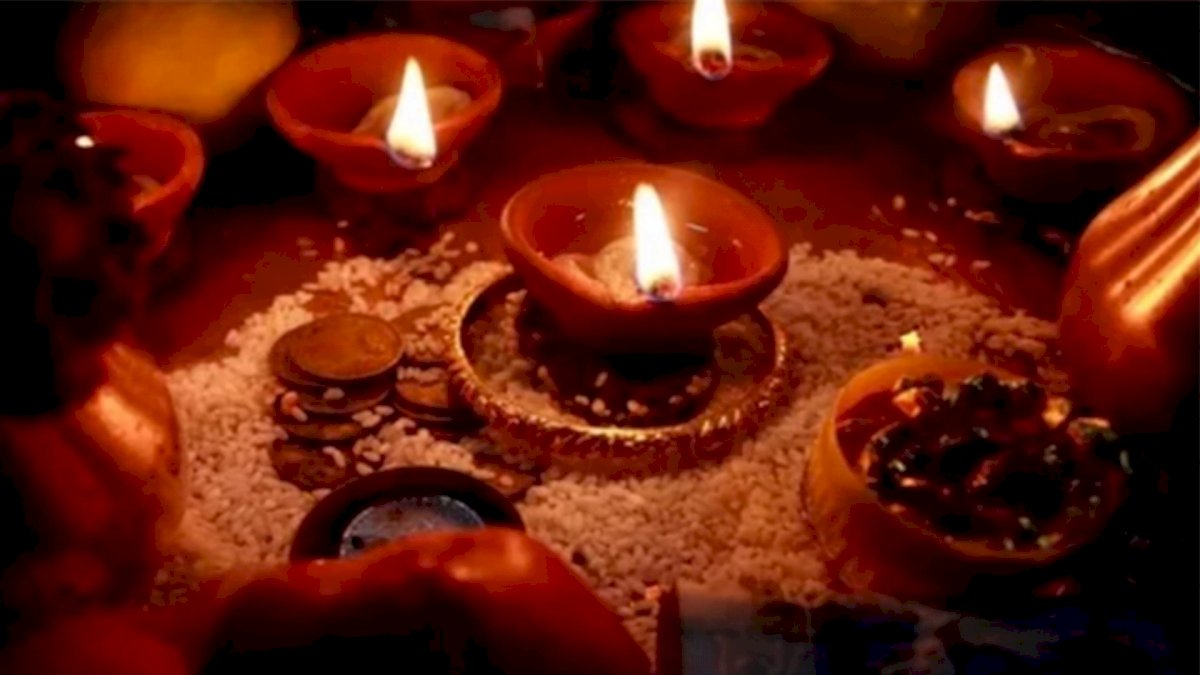 आज कब ख़त्म होगी नरक चतुर्दशी और कितने बजे से शुरू होगी दीपावली, जानिए आज कब ख़त्म होगी नरक चतुर्दशी और कितने बजे से शुरू होगी दीपावली, जानिए