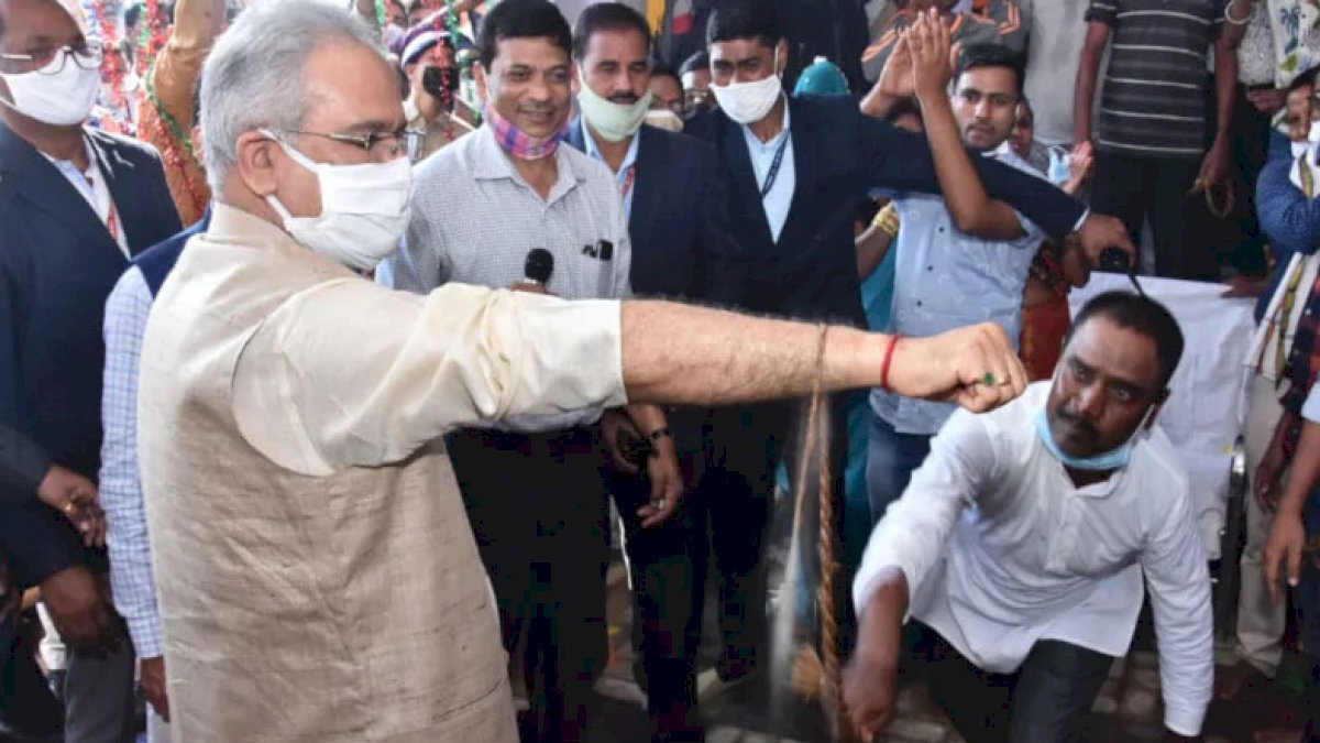 Chhattisgarh: मुख्यमंत्री भूपेश बघेल ने खाए कोड़े, शेयर किया वीडियो Chhattisgarh: मुख्यमंत्री भूपेश बघेल ने खाए कोड़े, शेयर किया वीडियो