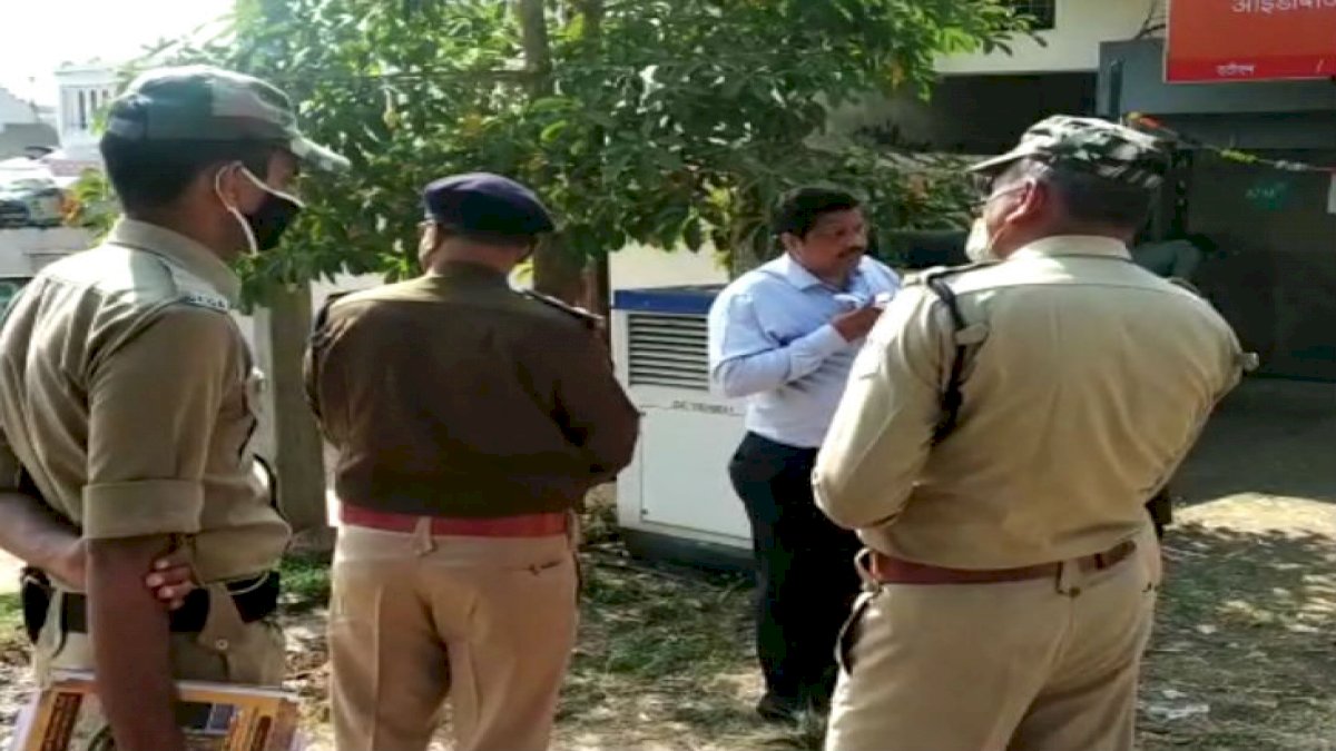 Bhopal Crime: IDBI बैंक में लूट, ATM का शटर तोड़कर लाखों रुपये निकाले Bhopal Crime: IDBI बैंक में लूट, ATM का शटर तोड़कर लाखों रुपये निकाले