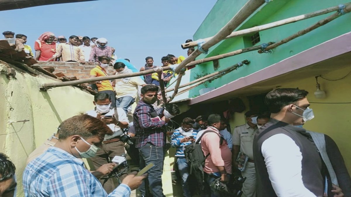 छत्तीसगढ़ में एक शख़्स ने माँ, पत्नी और दो बच्चों की हत्या के बाद लगाई फांसी छत्तीसगढ़ में एक शख़्स ने माँ, पत्नी और दो बच्चों की हत्या के बाद लगाई फांसी