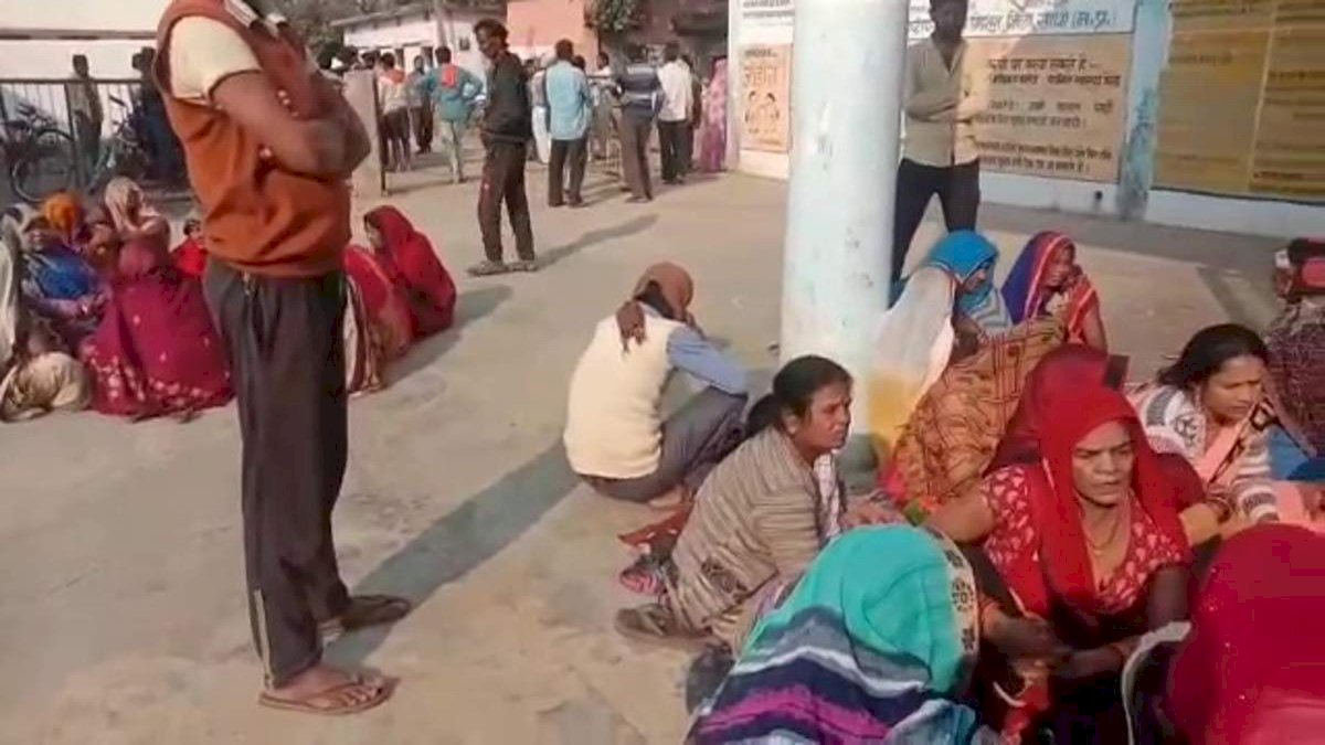 मध्य प्रदेश के सीधी में दूषित दही खाकर एक ही परिवार के 8 लोग बीमार, एक की मौत मध्य प्रदेश के सीधी में दूषित दही खाकर एक ही परिवार के 8 लोग बीमार, एक की मौत