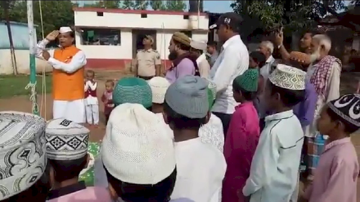 बिहार के शिक्षा मंत्री नहीं गा सके राष्ट्रगान, वीडियो वायरल होने पर RJD ने की खिंचाई बिहार के शिक्षा मंत्री नहीं गा सके राष्ट्रगान, वीडियो वायरल होने पर RJD ने की खिंचाई