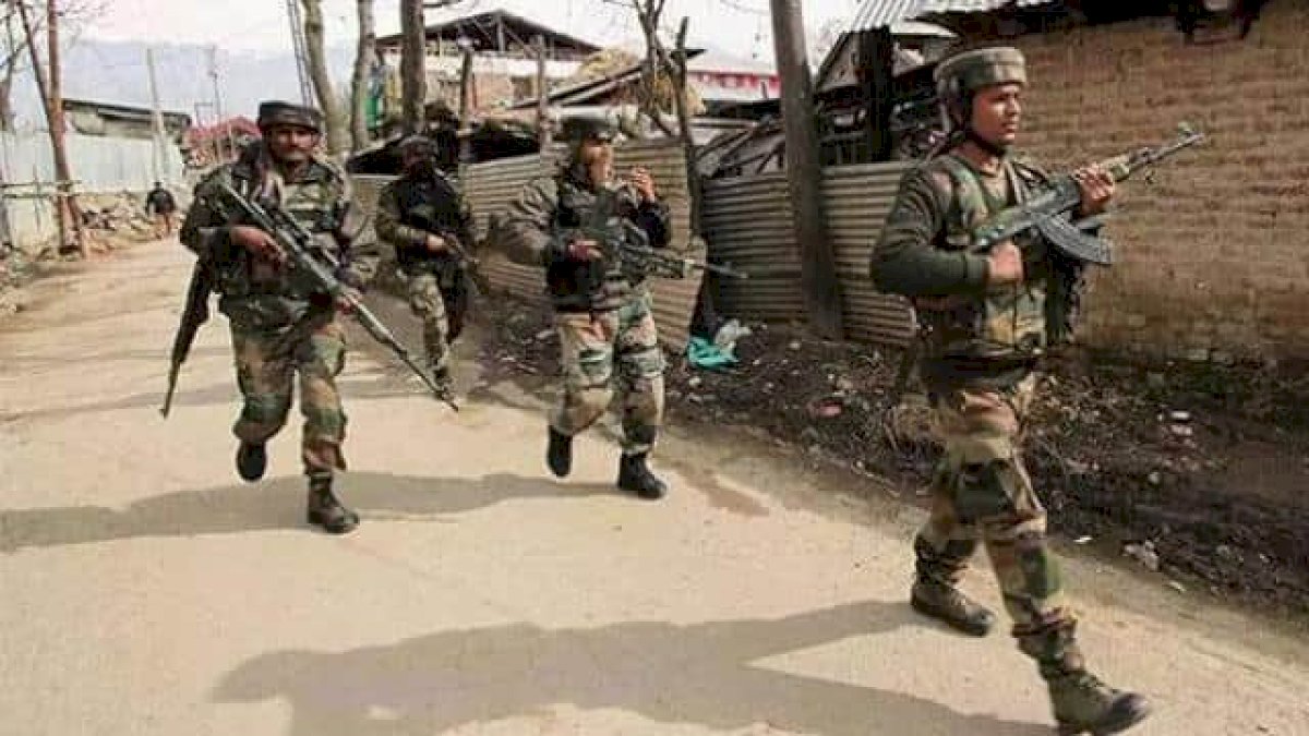 Terror Attack: पुलवामा में आतंकी हमला, सुरक्षाबलों पर फेंके गए बम से 12 नागरिक घायल Terror Attack: पुलवामा में आतंकी हमला, सुरक्षाबलों पर फेंके गए बम से 12 नागरिक घायल