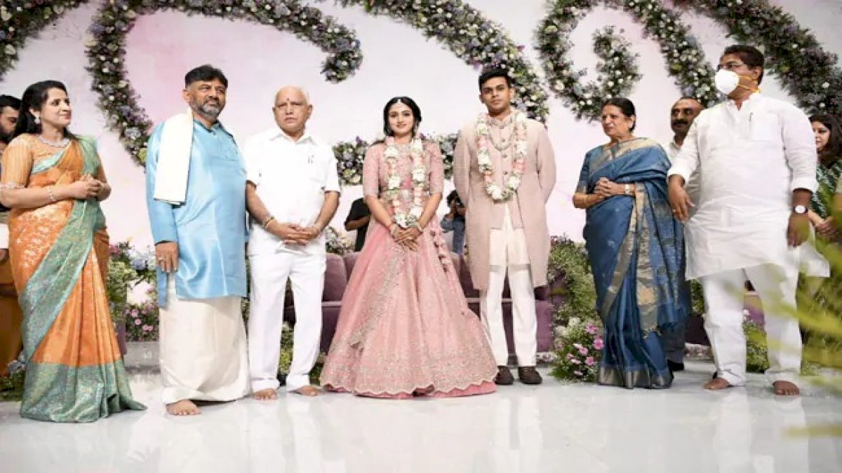 डीके शिवकुमार की बेटी की एसएम कृष्णा के नाती से सगाई, सीएम येदुरप्पा आशीर्वाद देने पहुंचे डीके शिवकुमार की बेटी की एसएम कृष्णा के नाती से सगाई, सीएम येदुरप्पा आशीर्वाद देने पहुंचे