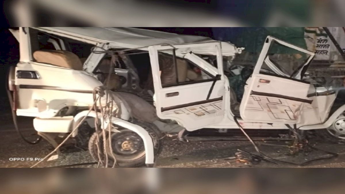 यूपी के प्रतापगढ़ में बड़ा हादसा, दो गाड़ियों की टक्कर में 14 की मौत यूपी के प्रतापगढ़ में बड़ा हादसा, दो गाड़ियों की टक्कर में 14 की मौत