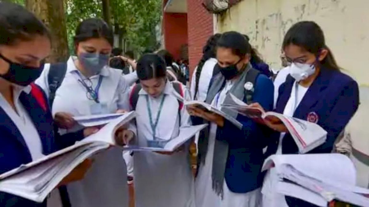 CBSE की 10वीं और 12वीं की बोर्ड परीक्षाएं नहीं टलेंगी CBSE की 10वीं और 12वीं की बोर्ड परीक्षाएं नहीं टलेंगी