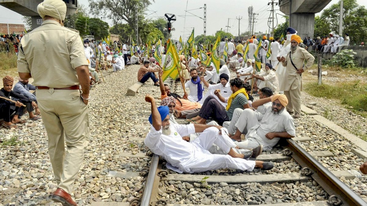 Punjab: 15 दिनों के लिए रेलवे ट्रैक से हटेंगे किसान, CM अमरिंदर सिंह ने दी  जानकारी- Hum Samvet