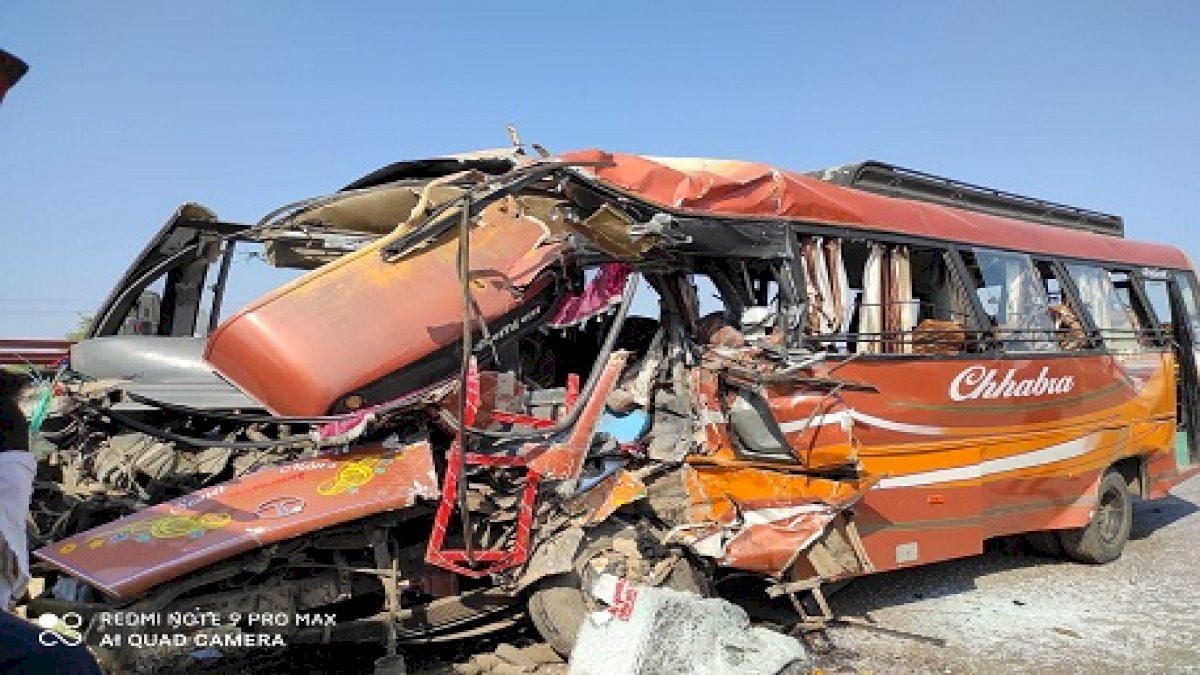 मध्य प्रदेश के शाजापुर में सड़क हादसा, एक की मौत, 22 घायल मध्य प्रदेश के शाजापुर में सड़क हादसा, एक की मौत, 22 घायल