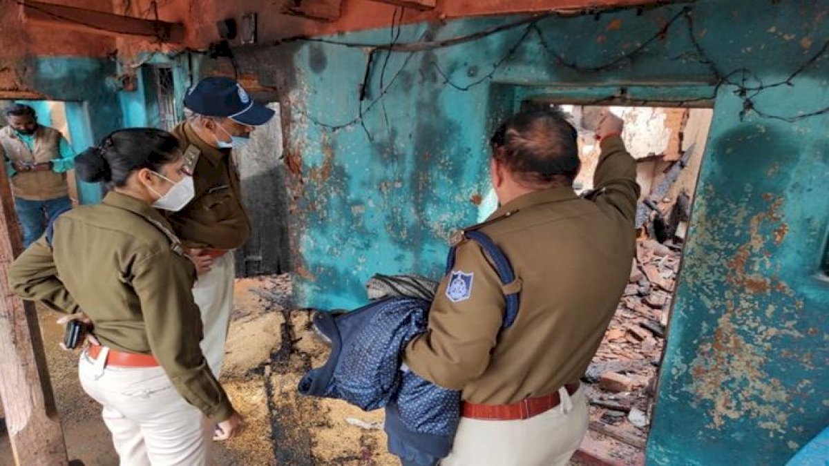 अनूपपुर में दिल दहलाने वाली वारदात, भाई-भाभी और भतीजी की हत्या के बाद शख्स ने लगाई फांसी अनूपपुर में दिल दहलाने वाली वारदात, भाई-भाभी और भतीजी की हत्या के बाद शख्स ने लगाई फांसी