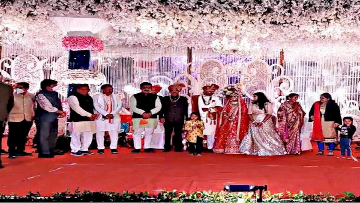 कानून क्या सिर्फ जनता के लिए है, बीजेपी सांसद के बेटे की शादी में उमड़ी भीड़ पर कांग्रेस का सवाल कानून क्या सिर्फ जनता के लिए है, बीजेपी सांसद के बेटे की शादी में उमड़ी भीड़ पर कांग्रेस का सवाल
