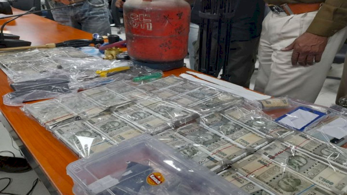 भोपाल के ATM में चोरी करने वाले बड़े गिरोह का खुलासा, 6 गिरफ्तार, 15 लाख बरामद भोपाल के ATM में चोरी करने वाले बड़े गिरोह का खुलासा, 6 गिरफ्तार, 15 लाख बरामद