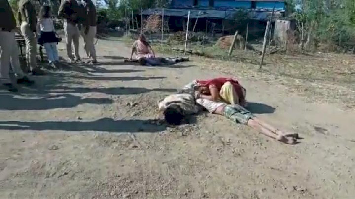 होशंगाबाद में खूनी खेल, बूढी आंखों के सामने दो बेटे और एक 12 साल के पोते को ट्रैक्टर से कुचलकर मार डाला होशंगाबाद में खूनी खेल, बूढी आंखों के सामने दो बेटे और एक 12 साल के पोते को ट्रैक्टर से कुचलकर मार डाला