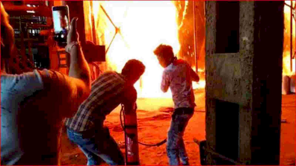Dhar: शराब की फैक्ट्री में ब्लास्ट के बाद लगी भीषण आग, बुरी तरह झुलसे दो मजदूर Dhar: शराब की फैक्ट्री में ब्लास्ट के बाद लगी भीषण आग, बुरी तरह झुलसे दो मजदूर