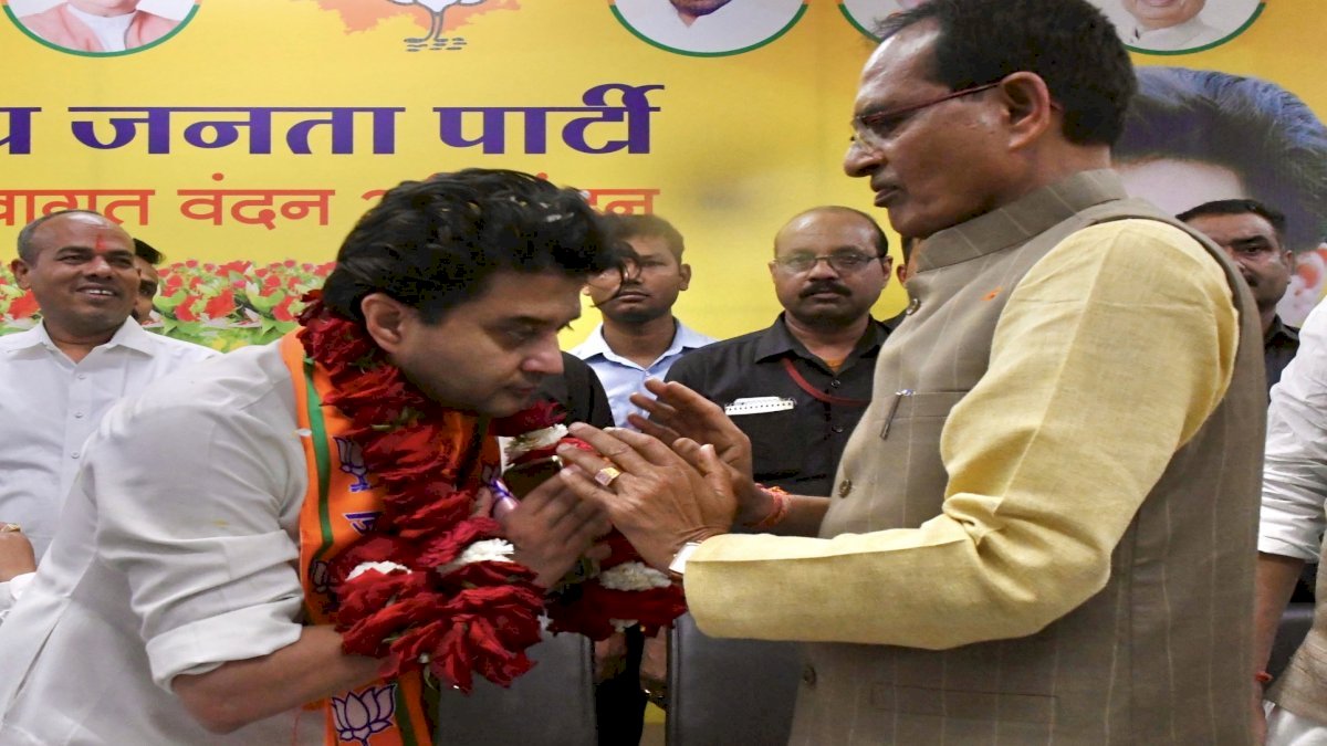 ज्योतिरादित्य सिंधिया से शिवराज मिले सिर्फ़ 10 मिनट, इंतज़ार कराया 40 मिनट ज्योतिरादित्य सिंधिया से शिवराज मिले सिर्फ़ 10 मिनट, इंतज़ार कराया 40 मिनट