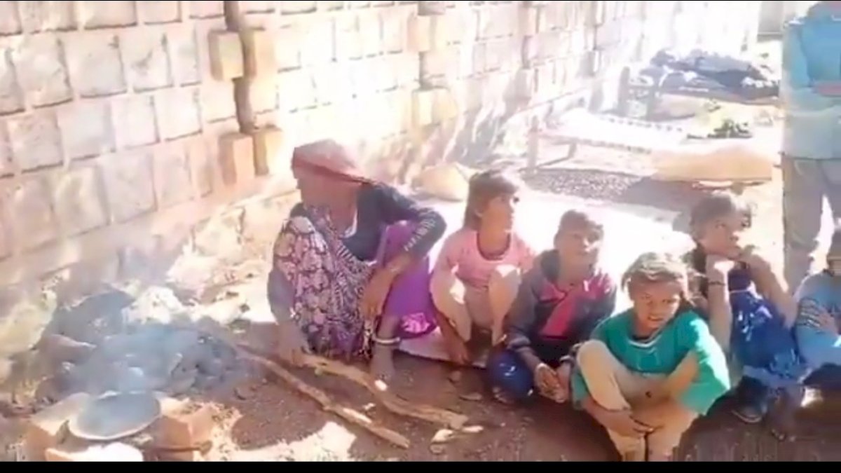 शिवपुरी : बीजेपी को नहीं दिया वोट तो पंचायत ने दलित परिवार को गांव से निकाला शिवपुरी : बीजेपी को नहीं दिया वोट तो पंचायत ने दलित परिवार को गांव से निकाला