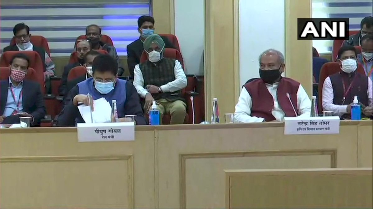 Farmers Protest: किसान नेताओं और सरकार की बैठक बेनतीजा ख़त्म, 3 दिसंबर को फिर करेंगे बात Farmers Protest: किसान नेताओं और सरकार की बैठक बेनतीजा ख़त्म, 3 दिसंबर को फिर करेंगे बात