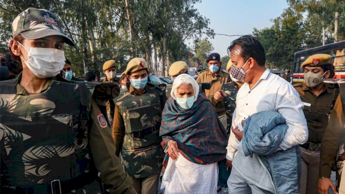 शाहीन बाग की दादी को दिल्ली पुलिस ने हिरासत में लिया, क्या ऐसे रुकेगा किसानों का समर्थन शाहीन बाग की दादी को दिल्ली पुलिस ने हिरासत में लिया, क्या ऐसे रुकेगा किसानों का समर्थन