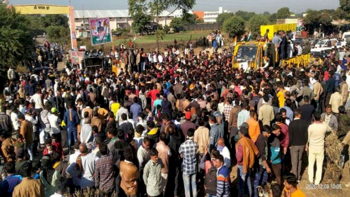 Mandsaur: शहीद के सम्मान के लिए ग्रामीणों ने किया चक्काजाम Mandsaur: शहीद के सम्मान के लिए ग्रामीणों ने किया चक्काजाम