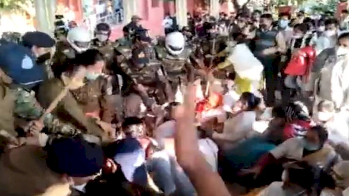 भोपाल में कोरोना वॉरियर्स पर बरसी लाठियां, ये वही हैं जिन पर कभी फूल बरसाए थे भोपाल में कोरोना वॉरियर्स पर बरसी लाठियां, ये वही हैं जिन पर कभी फूल बरसाए थे