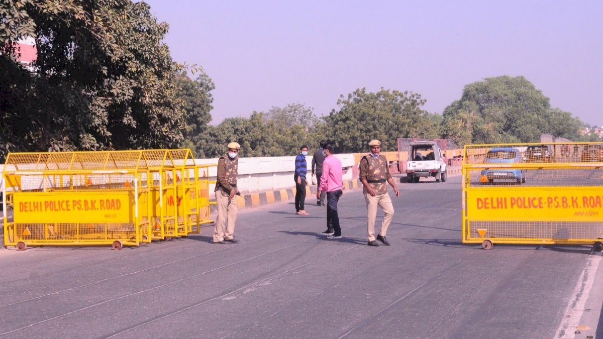 कड़कड़डूमा कोर्ट ने दिल्ली पुलिस पर लगाया 25 हज़ार का जुर्माना, पुलिस पर लगा दोषियों को बचाने का आरोप कड़कड़डूमा कोर्ट ने दिल्ली पुलिस पर लगाया 25 हज़ार का जुर्माना, पुलिस पर लगा दोषियों को बचाने का आरोप