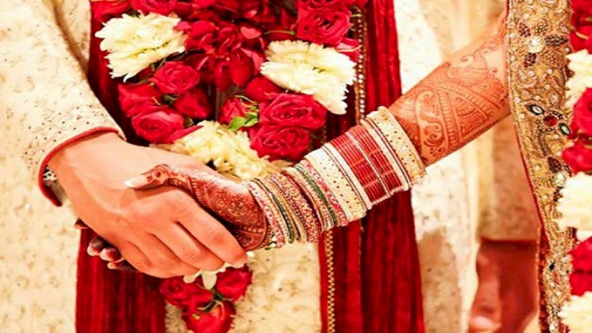 दुल्हन कोरोना की चपेट में आई तो दूल्हे ने जुगाड़ से की शादी, वायरल हुई तस्वीरें दुल्हन कोरोना की चपेट में आई तो दूल्हे ने जुगाड़ से की शादी, वायरल हुई तस्वीरें