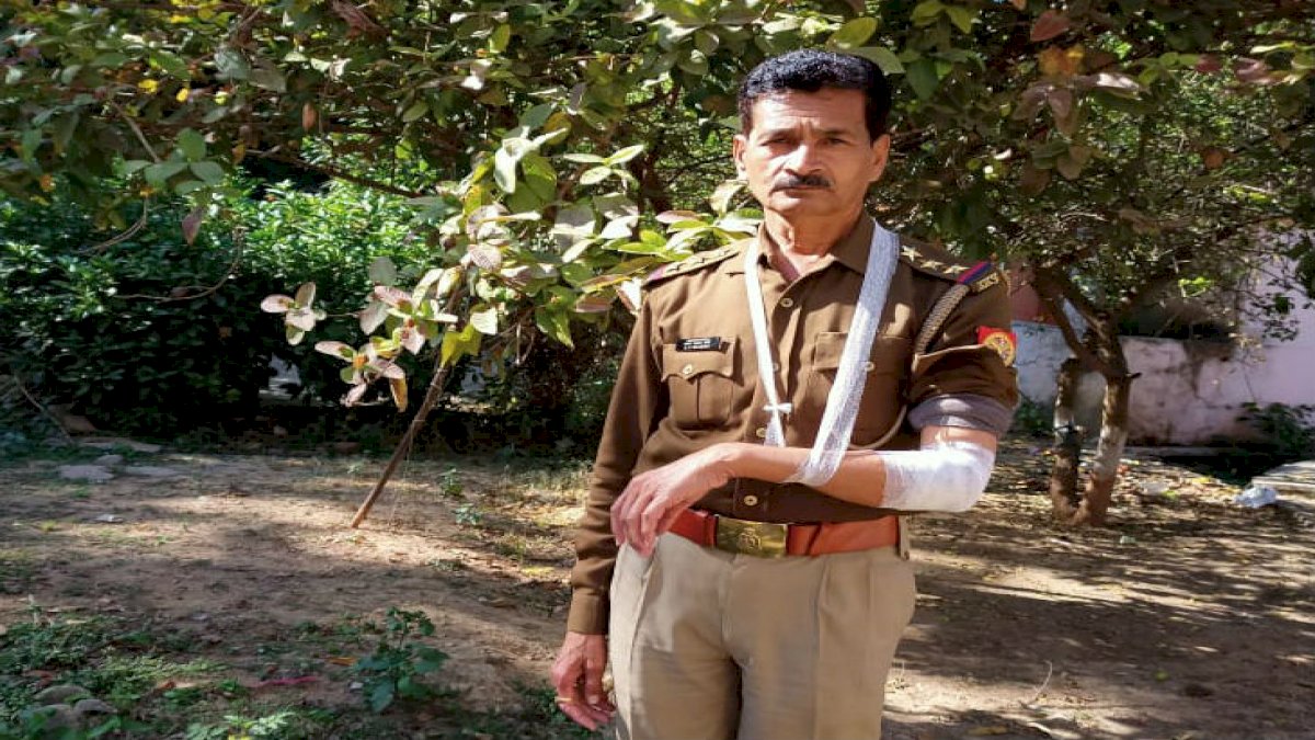 यूपी के ललितपुर में पुलिस और गांव वालों में टकराव, 4 पुलिसवाले और 6 ग्रामीण घायल यूपी के ललितपुर में पुलिस और गांव वालों में टकराव, 4 पुलिसवाले और 6 ग्रामीण घायल