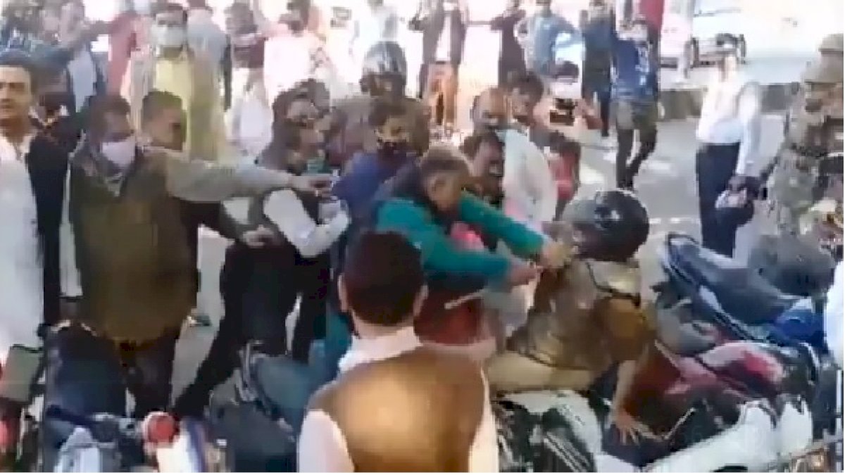 यूपी के झांसी में बीजेपी नेताओं की गुंडागर्दी, MLC चुनाव में पिछड़े तो सिटी एसपी को गिराकर पीटा यूपी के झांसी में बीजेपी नेताओं की गुंडागर्दी, MLC चुनाव में पिछड़े तो सिटी एसपी को गिराकर पीटा