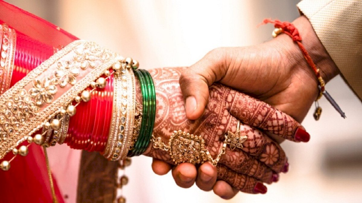 नए अध्यादेश का असर: लखनऊ पुलिस ने रोकी ऐसी शादी, जिसमें धर्म परिवर्तन होना ही नहीं है नए अध्यादेश का असर: लखनऊ पुलिस ने रोकी ऐसी शादी, जिसमें धर्म परिवर्तन होना ही नहीं है
