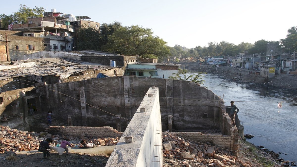 इंदौर में आज से टूटेंगे रिवर साइड रोड निर्माण के बीच आ रहे मकान इंदौर में आज से टूटेंगे रिवर साइड रोड निर्माण के बीच आ रहे मकान